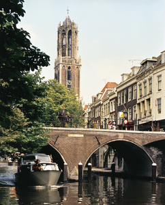 115173 Gezicht op de Hamburgerbrug over de Oudegracht te Utrecht, met link een plezierjacht en op de achtergrond de ...